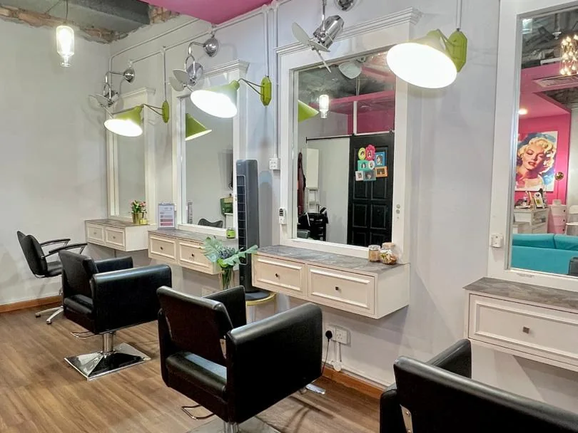 Styling stations with white mirrors and green lamps at Dashing Diva Shah Alam, Kompleks PKNS